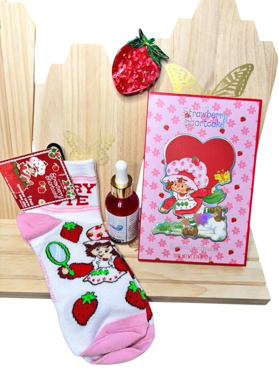 Strawberry Shortcake Accessories - Strawberry Shortcake Bundle - 4 Pieces, Eyeshadow, Socks, Body oil, hairclip